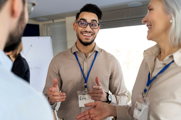 Personen, die an einer Geschäftsveranstaltung teilnehmen