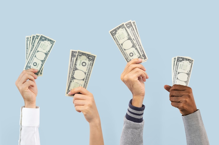 Kostenlose Foto personen, die geld halten ausgaben finanzkonzept
