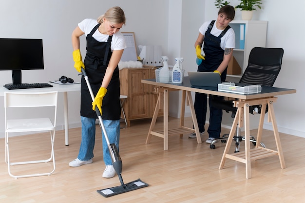 Kostenloses Foto personen, die sich um die büroreinigung kümmern