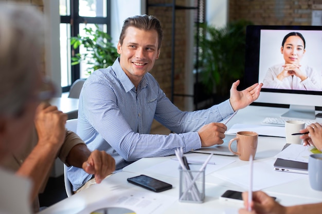 Personen, die während eines Meetings ein digitales Gerät verwenden