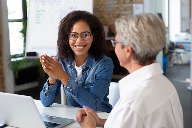 Personen, die während eines Meetings ein digitales Gerät verwenden