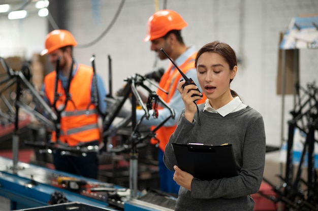 Personen in Sicherheitsausrüstung an ihrem Arbeitsplatz