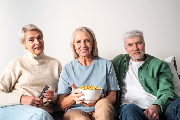 Personen mit mittlerer Aufnahme, die auf der Couch sitzen