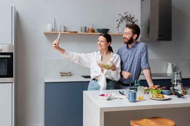 Personen mit mittlerer Aufnahme, die ein Selfie machen