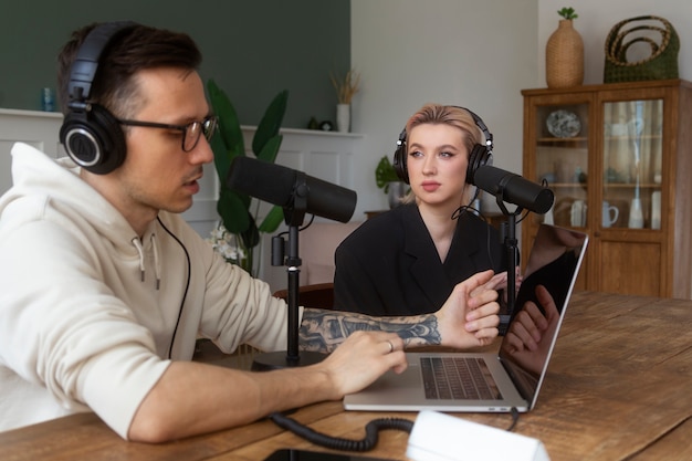 Personen mit Seitenansicht, die Podcasts aufnehmen