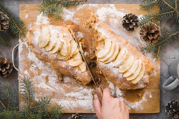 Personenausschnittapfelkuchen an Bord