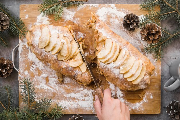 Personenausschnittapfelkuchen an Bord