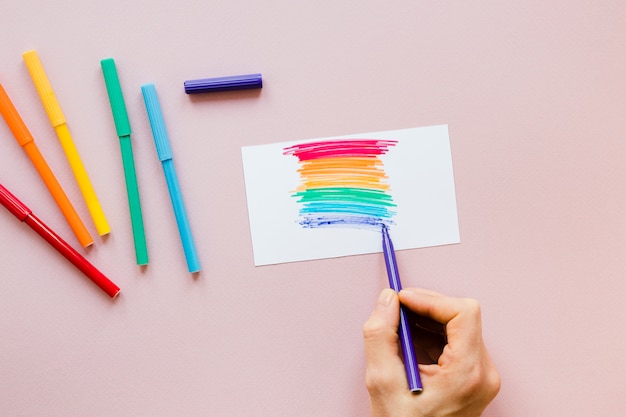 Kostenloses Foto personenzeichnung regenbogen mit filzstift