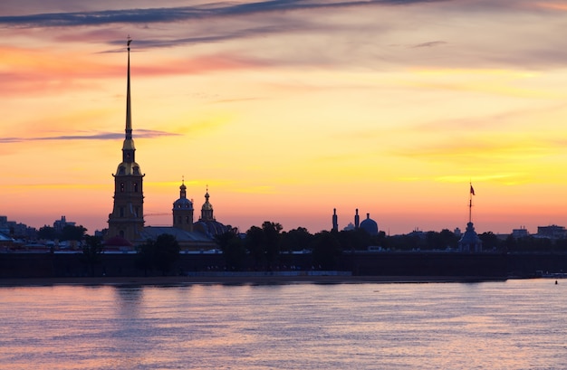 Peter und Paul Festung im Sommermorgen