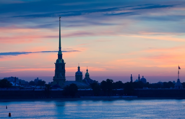 Kostenloses Foto peter und paul fortress im sommer morgendämmerung