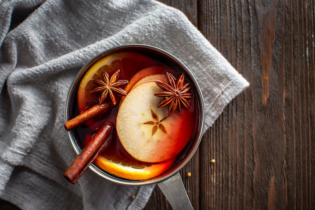 Pfanne mit Glühwein und Gewürzen