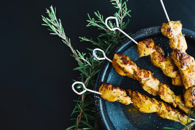 Kostenloses Foto pfanne mit schaschlik in der nähe von rosmarin