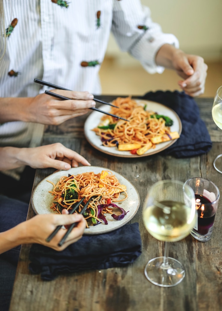Kostenlose Foto pfannengerührte spaghetti mit bio-gemüse