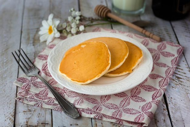 Pfannkuchen des hohen Winkels auf Platte