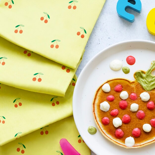 Pfannkuchen-Frühstücksleckerbissen für Kinder in Form einer lustigen Erdbeere