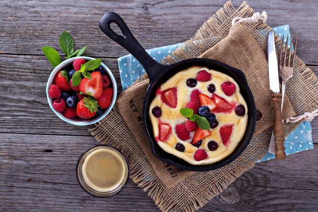 Pfannkuchen mit Beeren flauschig und bunt