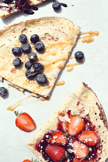 Pfannkuchen mit Beeren und Sirup