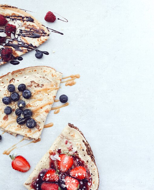 Pfannkuchen mit Beeren und Sirup