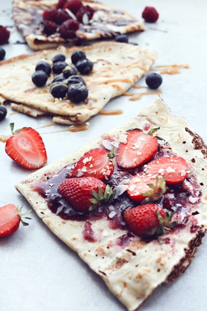 Pfannkuchen mit Beeren und Sirup