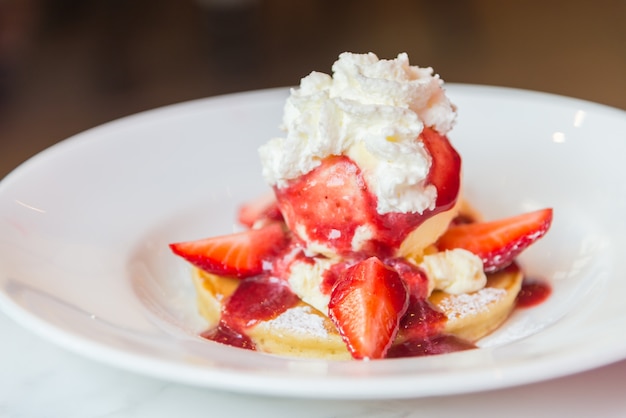 Pfannkuchen mit Erdbeeren und Eis