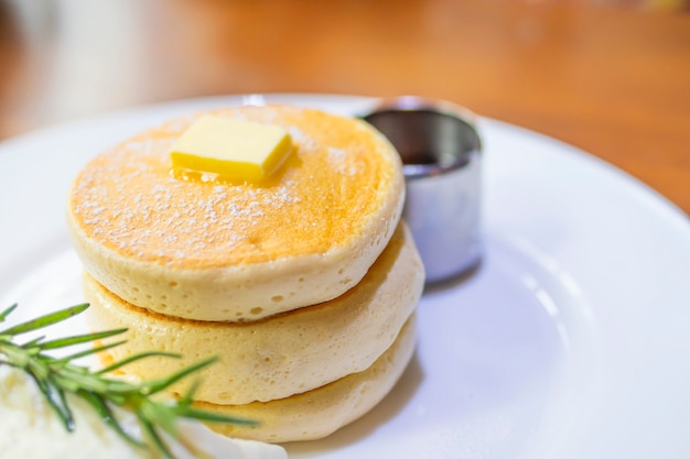 Pfannkuchen mit geschmolzener Butter und Sirup