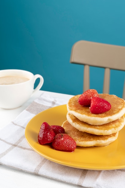 Pfannkuchen mit hohem Winkel und Erdbeeren