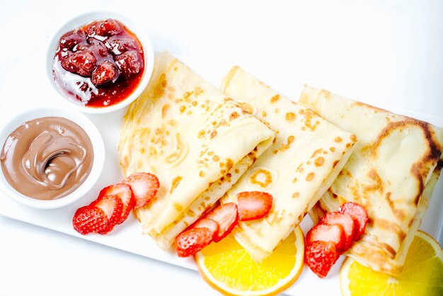 Pfannkuchen mit Marmeladenerdbeeren und Schokoladencreme