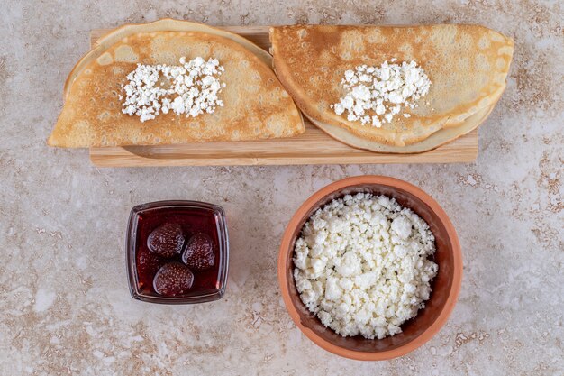 Pfannkuchen mit Quark und Milch rollen