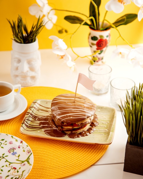 Pfannkuchen mit Schokoladencreme Seitenansicht