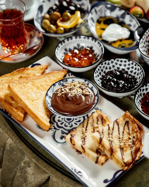 Kostenloses Foto pfannkuchen und brot mit schokoladenbutter