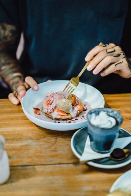 Pfannkuchen und farbiger Kaffee