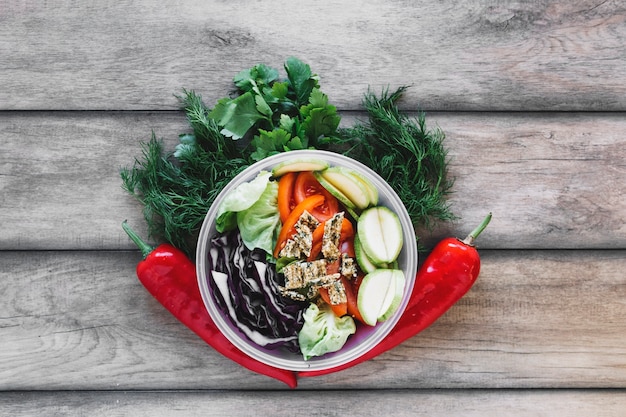 Pfeffer und Dill mit Petersilie um Salat