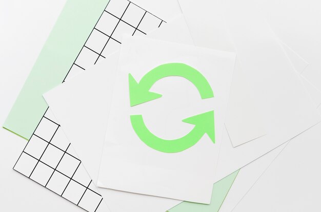 Pfeil macht einen Kreis auf Papier