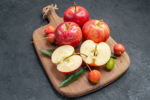 Äpfel das Schneidebrett der appetitlichen Äpfel Zitrusfrüchte Kirschen