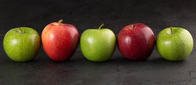 Äpfel frisch weich reif auf grauem Boden