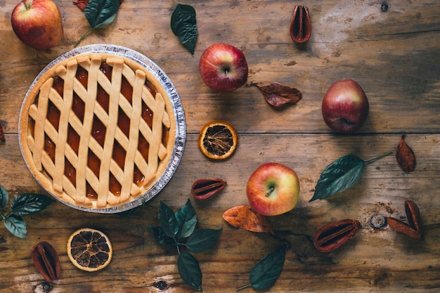 Äpfel in der Nähe von leckeren Kuchen