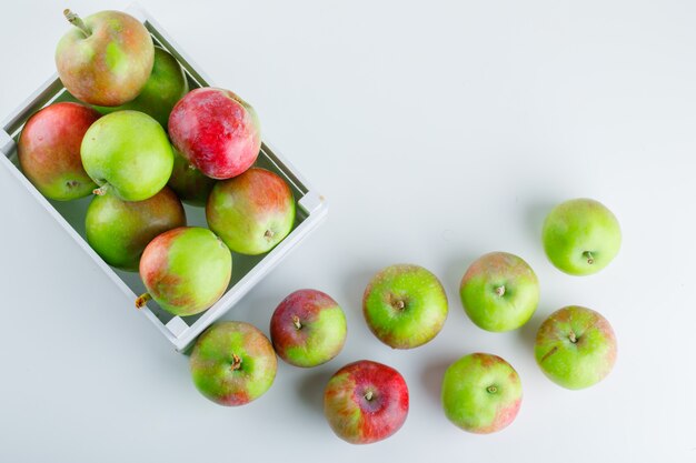 Äpfel in einer Holzkiste auf Weiß