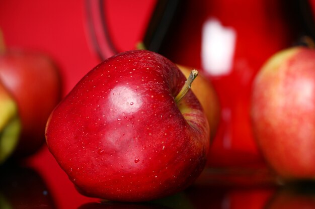 Äpfel und Krug mit Saft