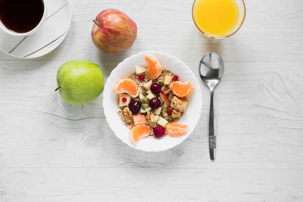 Äpfel und Saft in der Nähe von Salat