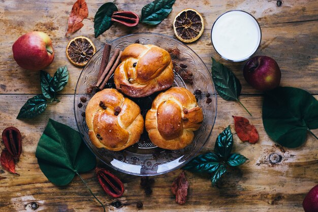 Äpfel und Teller mit Brötchen