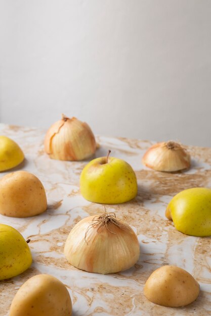 Äpfel und Zwiebeln mit hohem Winkel