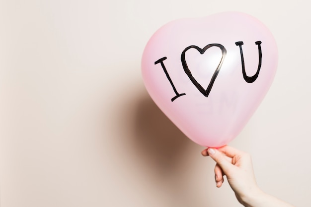 Kostenloses Foto pflanzen sie die hand, die hübschen ballon hält