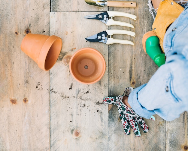 Kostenloses Foto pflanzen sie frau nahe töpfen und gartenarbeitwerkzeugen