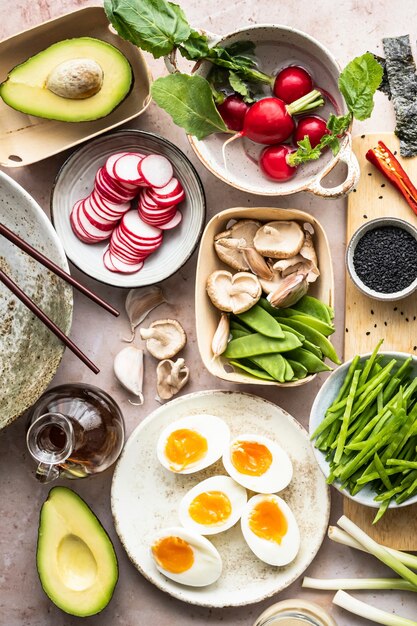 Pflanzliche Mahlzeit mit Ei und Gemüse Flachlagenfotografie