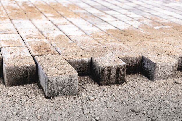 Pflasterreparaturen und pflasterplatten auf der vorbereiteten