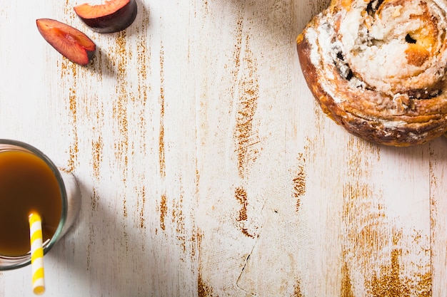 Kostenloses Foto pflaume nahe brötchen und getränk