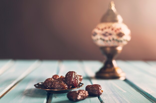 Pflaumen auf Saucer in der Nähe von wunderbarem Geschirr auf dem Tisch