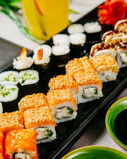 Philadelphia Roll Frischkäse Gurkenkrabben Sesam Lachs Seitenansicht