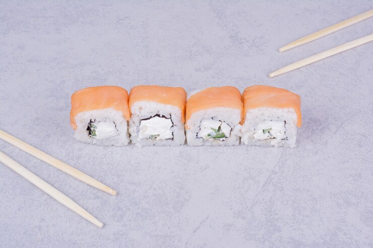 Kostenlose Foto philadelphia rollt mit lachs auf dem grau.