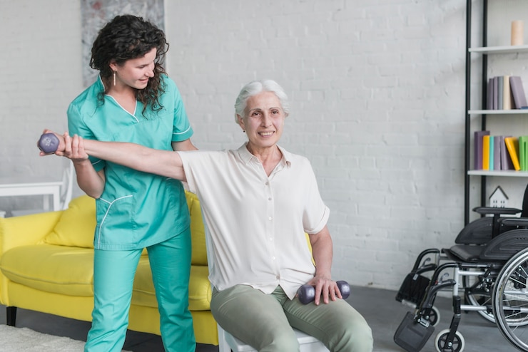 Kostenlose Foto physiotherapeut, der mit älterem patienten in der modernen klinik arbeitet